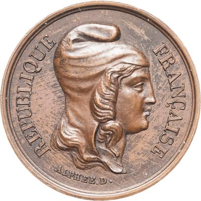 gros plan d'une pièce de monnaie sur laquelle figure une tête de femme