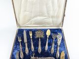 un coffret contenant de l'argenterie sur une table