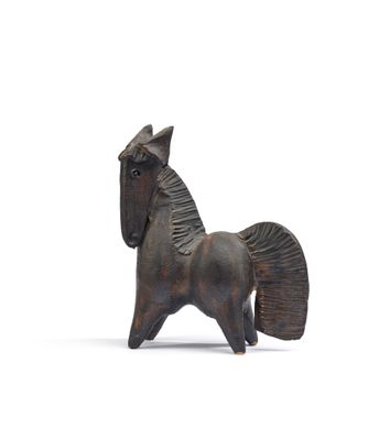 une statue représentant un cheval debout sur une surface blanche