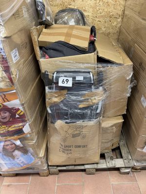 une pile de boîtes posées sur une palette