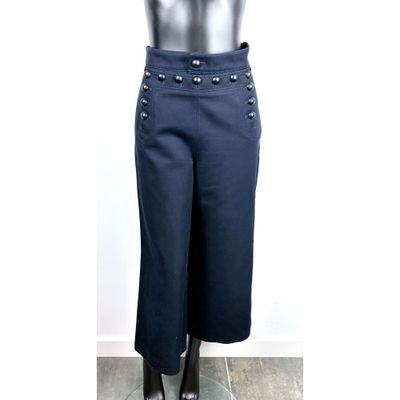 un gros plan sur un mannequin portant un pantalon noir