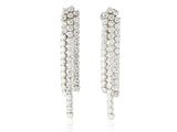 une image d'une paire de boucles d'oreilles en diamant sur fond blanc