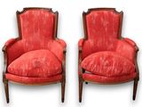 une paire de fauteuils rembourrés rouges