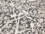 un dessin en noir et blanc représentant des oiseaux et des fleurs sur un mur