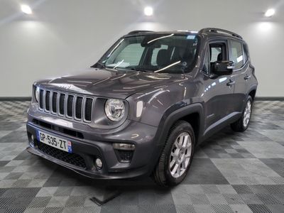 La Jeep Renegade est garée sur un sol à damier dans un garage