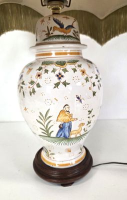 une lampe posée sur une table avec un oiseau dessus