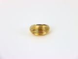 gros plan d'une bague en or sur une surface blanche