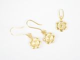 une paire de boucles d'oreilles en or ornées d'un motif floral