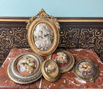 la photo d'une photo représentant une femme, dans un cadre posé sur une table en marbre