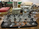 un plateau sur lequel sont posés de nombreux verres et assiettes
