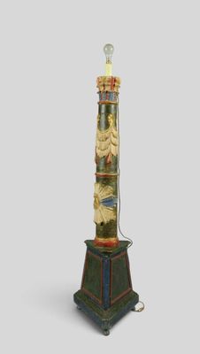 une lampe posée sur une table