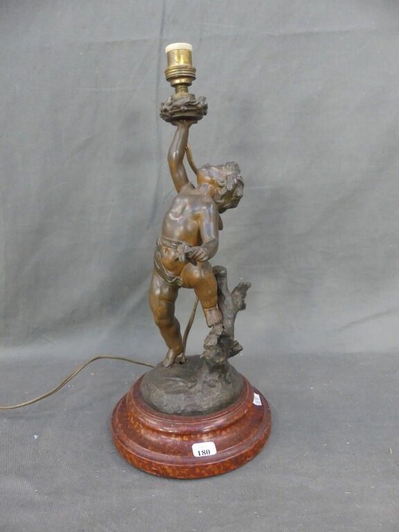 Pied de lampe en régule de forme angelot sur socle en marbre…