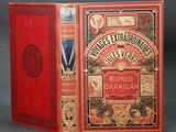 un vieux livre à la couverture rouge posé sur une table