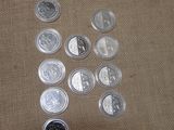 un lot de pièces de monnaie posées sur une table