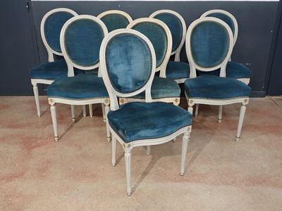 lot de six chaises de salle à manger de style français, avec des assises rembourrées en velours bleu