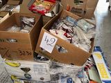 plusieurs cartons de nourriture sont empilés les uns sur les autres