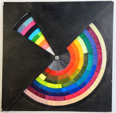 un morceau de papier noir sur lequel est dessiné un cercle coloré