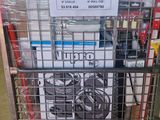 un chariot sur lequel est accrochée une pancarte à l'avant