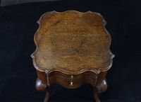 Table de chevet en bois de placage reposant sur 4 pieds galb… (photo 2)