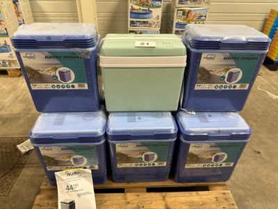 plusieurs cartons bleus et blancs empilés les uns sur les autres dans un entrepôt