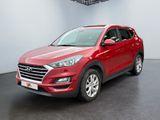La voiture rouge est garée dans le garage d'un immeuble