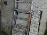 une échelle adossée au mur d'une pièce