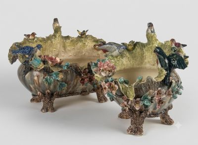 deux vases sur lesquels sont représentés des oiseaux