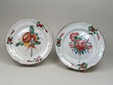 deux assiettes ornées de fleurs, posées sur une table