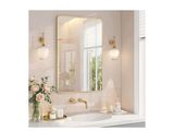 une photo d'une salle de bains avec un lavabo et un miroir