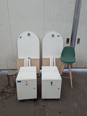 deux chaises blanches et une chaise verte devant un mur