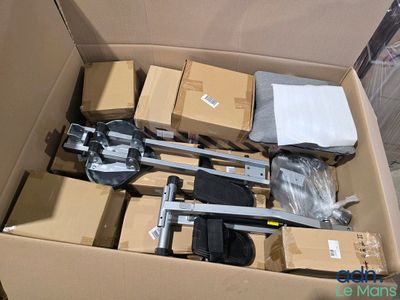 une boîte en carton remplie de boîtes et une paire de ciseaux