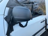 une voiture recouverte d'une bâche en plastique