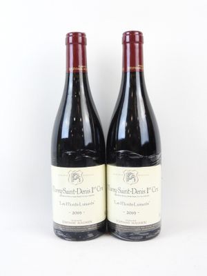 deux bouteilles de vin rouge posées l'une à côté de l'autre sur une surface blanche
