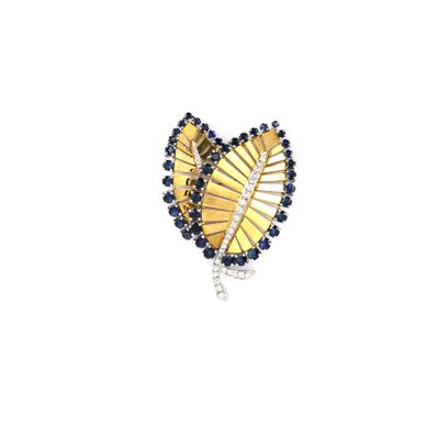 Broche « Double feuille » en or jaune et gris 750‰ exemptée,…