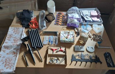 une table sur laquelle se trouvent de nombreux objets, notamment des ciseaux, des ciseaux et d'autres objets