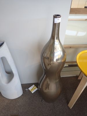 deux vases posés l'un à côté de l'autre sur le sol