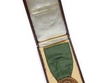 une image représentant une médaille dans un écrin sur fond blanc