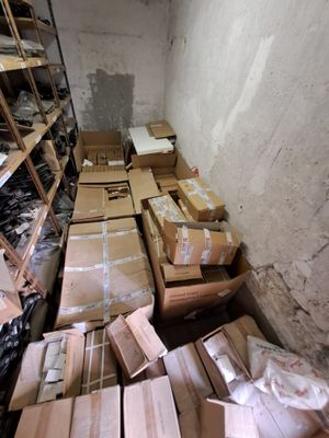 une pièce avec beaucoup de cartons et des cartons sur le sol