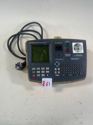 une photo d'un appareil électronique posé sur une table