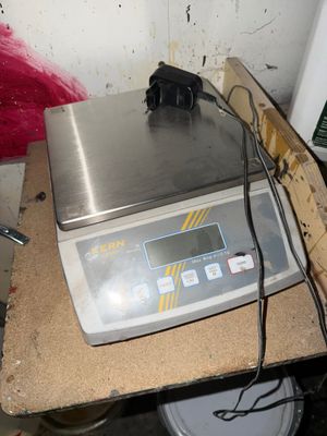 une balance posée sur une table