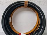 un pneu noir et marron orné d'une bande rouge