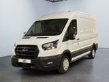 La camionnette blanche est garée dans la grande salle du bâtiment.