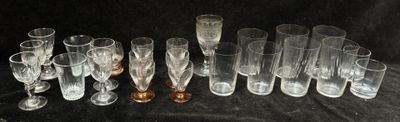 un grand nombre de verres posés sur une table
