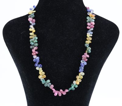 un collier de perles multicolores sur un mannequin