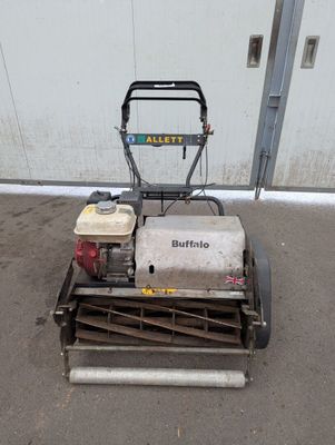 une petite machine garée sur le parking