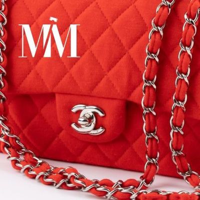 un gros plan d'un sac à main rouge entouré d'une chaîne