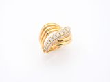 une bague en or jaune avec des diamants sur fond blanc