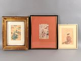 trois photos encadrées représentant des femmes asiatiques, dans différents cadres, accrochées au mur