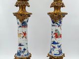 paire de vases chinois anciens, ornés de bordures dorées et de motifs floraux bleus et blancs