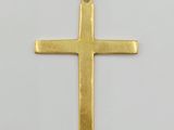 pendentif en forme de croix en or sur fond blanc